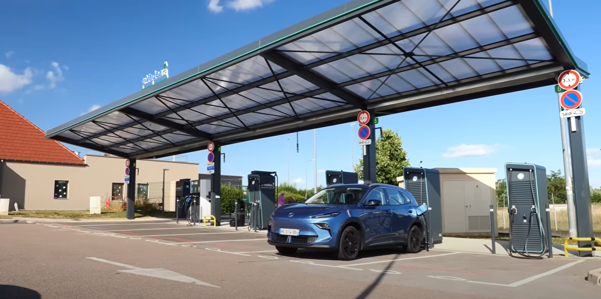 Max BLD teste une station autoroutière e-Vadea !