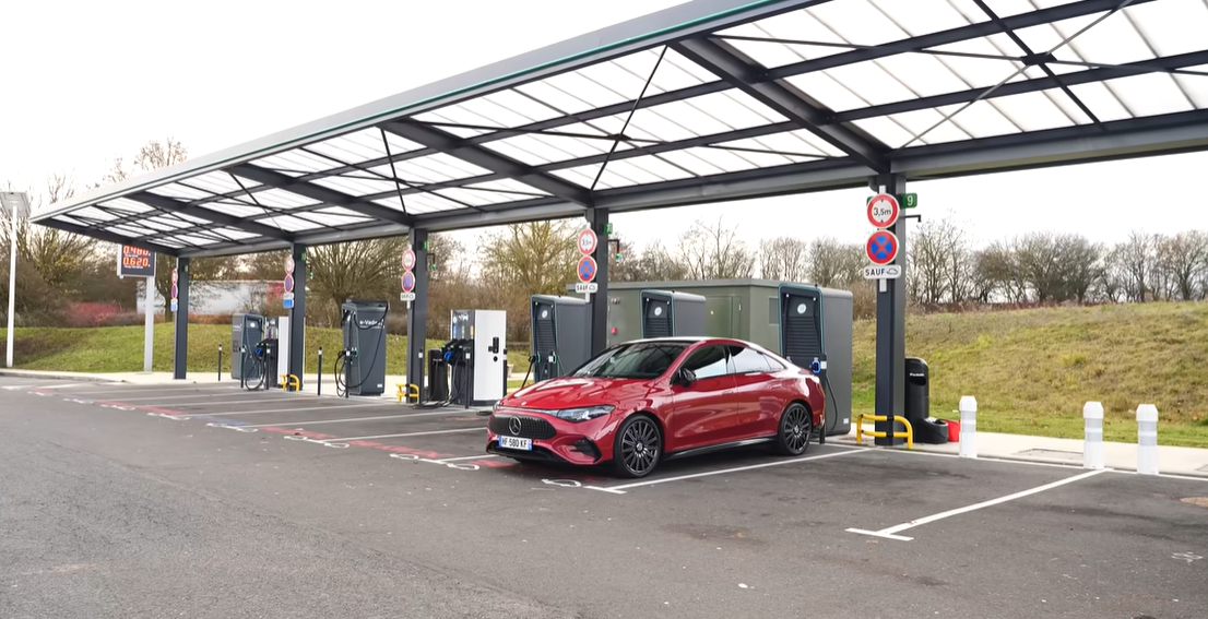 🎥 Max Blondé fait une halte à notre station e-Vadea ultra-rapide à Plessis Picard ! 🛣️