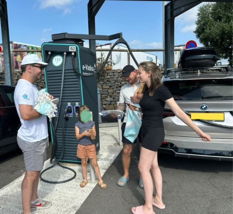 Cet été, cherchez les t-shirts e‑Vadea sur les aires d'autoroute ! 👀⚡